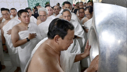 Presiden Prabowo berkesempatan mencium hajar aswad, Kamis (3/7/2025). (Foto: Muchlis Jr-Biro Pers Istana)
