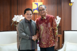 Menteri PU Dody Hanggodo dengan Ketua Umum PSSI Erick Thohir dan Wali Kota Depok Supian Suri di Kantor Kementerian PU, Jakarta, Kamis (3/7/2025). Foto Kementerian PU.