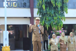 Bupati Kudus Sam'ani Intakoris, saat memimpin apel pembukaan ajaran tahun 2025/2026 di SMP Negeri 1 Kudus. Foto hms.
