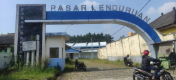 Kondisi pintu masuk Pasar Rakyat Kenduruan Tuban tak terawat dan mulai rusak.