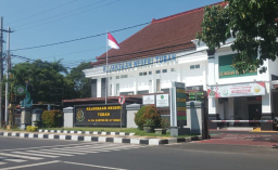 Kantor mewah Kejaksaan Negeri Tuban berada di jalan RA Kartini Tuban.