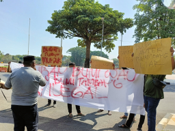 Aktivis Indonesia ketika menyuarakan aspirasinya didepan kantor Pemkab Tuban.