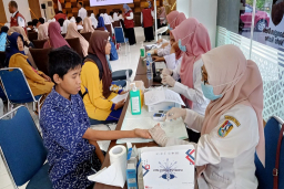 Para siswa ketika menjalin proses cek kesehatan.