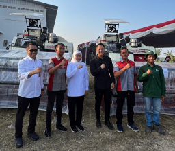 Gubernur Jatim Khofifah menyerahkan bantuan secara simbolis bersama Bupati Tuban.