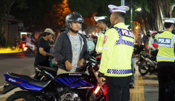 Anggota Satlantas Polres Tuban ketika menggelar razia dalam Operasi Patuh Semeru 2025.