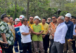 Menteri ESDM, Bahlil Lahadalia, ketika meninjau sumur minyak rakyat di Desa Ledok, Kecamatan Sambong, Kabupaten Blora. (Memanggil.co/Ist)