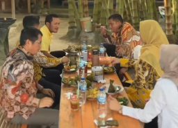 Ketum ADKASI, Siswanto, bersama-sama saat kulineran Jendil Bengawan Solo di Desa Sumberpitu, Kecamatan Cepu, Kabupaten Blora. (Foto: Dok. Siswanto/Memanggil.co)