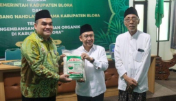 Bupati Blora, Gus Arief (kiri) dan Ketua PWNU Jateng, Gus Robin (kanan) ketika menunjukkan beras hasil pertanian organik. (Memanggil.co/Ist)