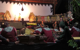 Gelaran ruwat agung wayang kulit suran di Pendapa Kampung Samin, Dukuh Karangpace, Desa Klopoduwur, Kecamatan Banjarejo, Kabupaten Blora. (Foto: Lakna Tulas'un/Memanggil.co)