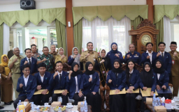 18 mahasiswa PEM Akamigas menerima ijazah yang diserahkan langsung oleh Bupati Blora, Arief Rohman. (HMS/Memanggil.co)