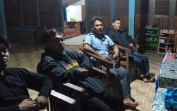 Ketua RT 07 RW 04 Dukuh Kedungserut, Desa Jiken, Selamet, ketika mengantarkan warganya melamar kerjaan ke pihak PT. Pentawira Agraha Sakti. (Memanggil.co/Ist)
