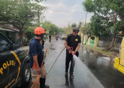 Petugas BPBD Ketika melakukan pembersihan tumpahan solar di jalan raya Nglawiyan, Kelurahan Karangjati, Kecamatan Blora. (Foto: Dok. Agung Tri/Memanggil.co)