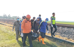 Petugas gabungan saat mengevakuasi jenazah. (Foto: Sobirin/Memanggil.co)