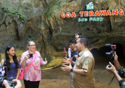 Momen Gus Arief ketika berbincang dengan bule di Gua Terawang. (Foto: Instagram Arief Rohman/Memanggil.co)