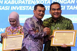 Bupati Blora, Arief Rohman, terima penghargaan dari Gubernur Jawa Tengah, Ahmad Luthfi. (Foto: Instagram Arief Rohman/Memanggil.co)