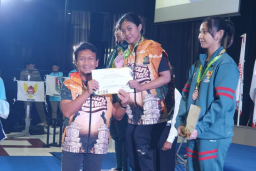 Emawan ketika menyerahkan piagam kepada salah satu atlet di Porprov Jatim 2025. (Foto: Abdul Rohman/Memanggil.co)