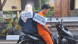 Detik-detik pelaku ketika akan menghabis nyawa korban dalam reka ulang adegan di Mapolres Tuban. (Foto: Abdul Rohman/Memanggil.co)