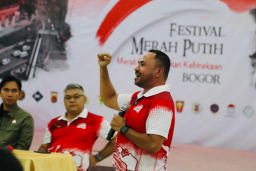 Ketua Umum Panitia FMP 2025, Benyamin Mbo’oh, saat membuka rapat besar Festival Merah Putih 2025, di Kampus IBI Kesatuan Kota Bogor, Minggu (20/07/2025). ( Memanggil.co/ist)