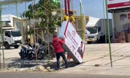 Papan gerai sembako KDMP di Desa Pucangan, bergambar Presiden Prabowo, dibongkar karena berpolemik. (Memanggil.co/Ist)