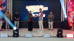 Keterangan: Ketua ESI Kendal, Kholid Abdillah, saat menerima penghargaan dari Bupati Kendal, Dyah Kartika Permanasari, dalam acara pembukaan Kejuaraan Terbuka E-Sports MLBB, di Aula Dinas PUPR Kendal, Sabtu 26/07/2025 petang. (Roni/Jateng Memanggil)