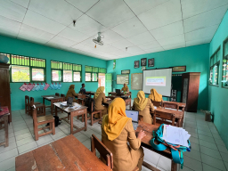 Rapat Kepala SDN 3 Kamolan bersama para guru di sekolah setempat (Foto: Dok. Siti Rohmawati/Memanggil.co)