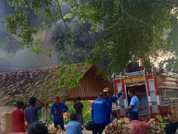 Kebakaran sumur minyak di Desa Gandu, Kecamatan Bogorejo, Kabupaten Blora, Jawa Tengah. (Foto: Teguh Arianto/Memanggil.co)