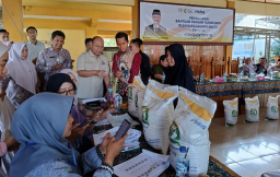 H. Eko Wahyudi, Anggota Komisi IV DPR RI turun lapangan untuk melakukan pengecekan bantuan pangan beras di wilayah Palang, Tuban.