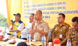 H. Eko Wahyudi ketika berdialog bersama para petani dalam acara meninjau Kali Avur di Desa Plumpang, Tuban.