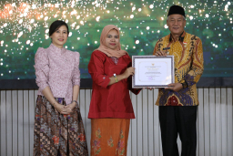 Wabup Tuban, Joko Sarwono ketika menerima penghargaan predikat Kabupaten Layak Anak (KLA) tahun 2025.