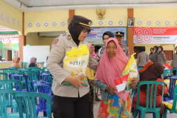 Anggota polisi ketika memberikan pelayanan kepada masyarakat untuk mensukseskan gerakan pangan murah.
