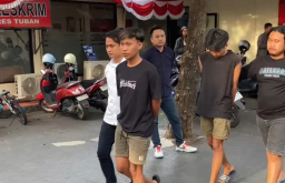 Pelaku (kanan depan) ketika dibawa ke Mapolres Tuban.