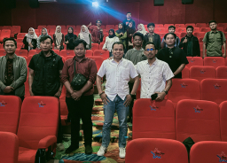 Foto bersama usai nobar bersama di bioskop Tuban.
