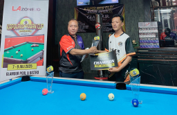 Eka Setiawan, Owner Glamour Pool dan Bistro (kiri) ketika menyerahkan piala dan hadiah pada event Biliar Kapolres Cup Jatim 2025.