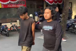 Pelaku (kiri) ketika dibawa anggota ke Mapolres Tuban.