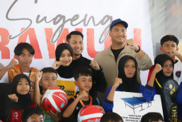 Menpora bersama Bupati Tuban Lindra ketika foto bersama ditengah kunjungan kerjanya.
