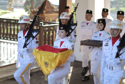Langkah Nadia ketika membawa sang saka merah putih.