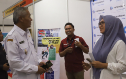 Wakil Bupati (Wabup) Tuban, Joko Sarwono (kiri) ketika meninjau stand Job Fair di hotel Tuban.