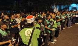 Teman-teman Ojol Tuban ketika menyampaikan aspirasi dengan menyalakan lilin di Mapolres Tuban.