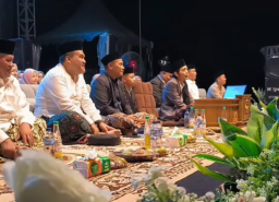 Bupati Blora menghadiri pengajian Gus Iqdam di Bojonegoro, Jawa Timur. (Foto: Tangkapan layar video Gus Iqdam)
