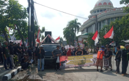 Demo warga Kandangdoro RW 010, Kelurahan Balun, Kecamatan Cepu, Kabupaten Blora. (Foto: Abdul Sobirin/Memanggil.co)