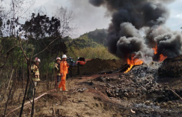Petugas ketika berada di lokasi kebakaran hebat sumur minyak ilegal di Dusun Gendono, Desa Gandu, Kecamatan Bogorejo, Kabupaten Blora. (Foto: BPBD Blora/Memanggil.co)