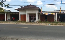 Penampakan sederet bangunan pertokoan di pinggir jalan raya nasional Blora - Cepu KM. 09 tepatnya di Desa Tempellemahbang, Kecamatan Jepon, Kabupaten Blora. (Memanggil.co/Ist)