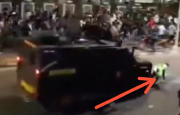 Tangkapan layar video amatir rantis Brimob Polri menabrak dan melindas pengemudi ojek online (Memanggil.co/Ist)