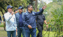 Menteri Lingkungan Hidup sekaligus Kepala Badan Pengendalian Lingkungan Hidup (KLH/BPLH) Hanif Faisol Nurofiq memimpin inspeksi mendadak dan penyegelan empat hotel di kawasan Puncak, Bogor, Jawa Barat, Minggu (10/8). (Memanggil.co/ ist)