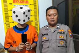 RDW (41), warga Kelurahan Kunden, Kecamatan Blora, Kabupaten Blora, ketika diamankan di Polsek Menganti, Polres Gresik. (Foto: Dok. Polsek Menganti/Memanggil.co)