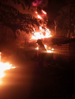 Kebakaran hebat sumur minyak ilegal di Dusun Gendono, Desa Gandu, Kecamatan Bogorejo, Kabupaten Blora. (Foto: Teguh Arianto/Memanggil.co)