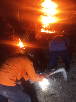 Kebakaran hebat sumur minyak ilegal di Dusun Gendono, Desa Gandu, Kecamatan Bogorejo, Kabupaten Blora. (Foto: Teguh Arianto/Memanggil.co)