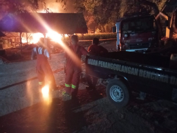 Petugas ketika berada di lokasi kebakaran hebat sumur minyak ilegal di Dusun Gendono, Desa Gandu, Kecamatan Bogorejo, Kabupaten Blora. (Foto: BPBD Blora/Memanggil.co)