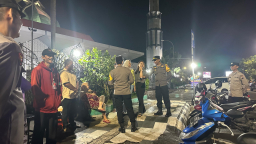 Polresta Pati bersama tokoh masyarakat Kelurahan Pati Kidul melaksanakan patroli bersama warga. (Memanggil.co/Ist)