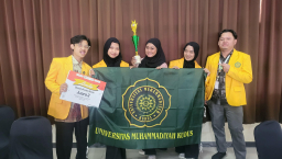 Empat mahasiswa Program Studi Bisnis Digital UMKU sukses meraih Juara 2 lomba Poster Business tingkat nasional. (Memanggil.co/Ist)